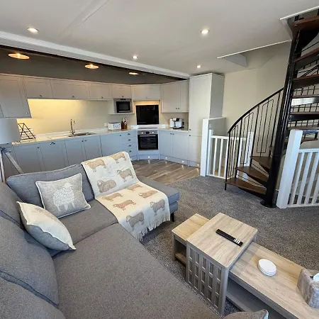 Waterfront Duplex Right On The Harbour 1br * ווייט הייבן