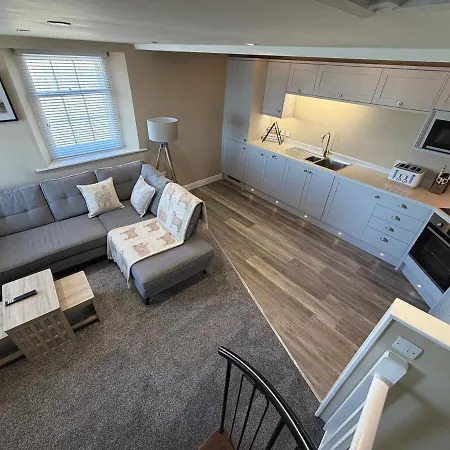 Waterfront Duplex Right On The Harbour 1br דירה