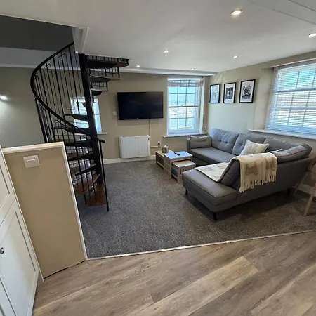 Waterfront Duplex Right On The Harbour 1br דירה *