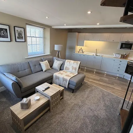 Waterfront Duplex Right On The Harbour 1br