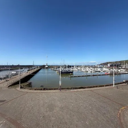 Waterfront Duplex Right On The Harbour 1br דירה *
